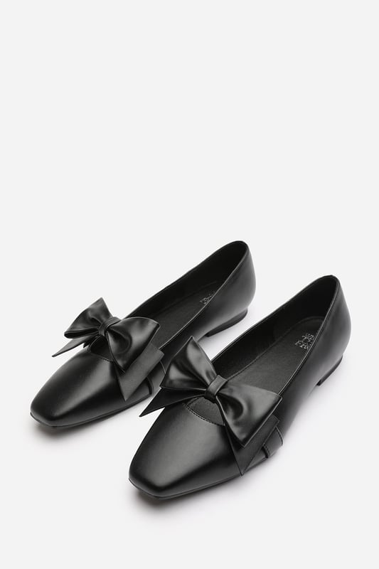 Wheres That From Womens 'Kaitlyn' Square Toe Ballet Flats With Bow Detail Step into polished perfection with these Kaitlyn Square Toe Ballet Flats With Bow Detail. Featuring a sleek square toe and oversized bow detail, they bring a playful yet sophisticated touch to any outfit. The slip-on design and cushioned sole ensure lasting comfort throughout the day. Ideal for office wear, special occasions, or elevating your everyday style. Key Features: • Material: Faux leather with soft inner lining • Design: Square toe silhouette with large statement bow • Closure: Slip-on style for easy wear