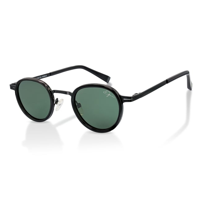 Las gafas de sol redondas Paris Retro combinan el encanto vintage con un rendimiento moderno. Con una montura redonda atemporal y lentes polarizadas para una mayor claridad y menos reflejos, estas gafas unisex ofrecen una protección UV400 fiable. Fabricadas en policarbonato resistente con un ajuste cómodo y seguro, son el accesorio perfecto para días soleados, aventuras al aire libre o para realzar tu estilo diario.

Características principales:

Marco redondo retro clásico con atractivo vintage Las lentes polarizadas reducen el deslumbramiento y mejoran la visión Protección UV400 total contra los dañinos rayos UVA y UVB El diseño unisex se adapta a todas las formas y estilos de rostro Construcción de policarbonato liviana y duradera Ajuste cómodo: brazos de 142 mm, puente de 22 mm, ancho de lente de 42 mm Ideal para conducir, viajar, festivales y uso diario