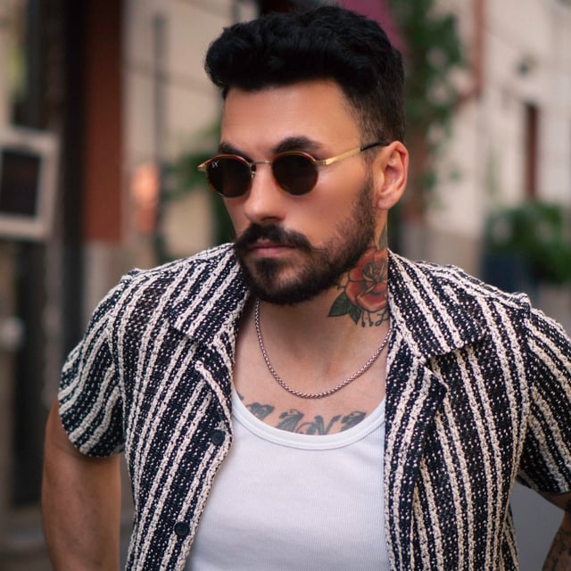 Las gafas de sol redondas Paris Retro combinan el encanto vintage con un rendimiento moderno. Con una montura redonda atemporal y lentes polarizadas para una mayor claridad y menos reflejos, estas gafas unisex ofrecen una protección UV400 fiable. Fabricadas en policarbonato resistente con un ajuste cómodo y seguro, son el accesorio perfecto para días soleados, aventuras al aire libre o para realzar tu estilo diario.

Características principales:

Marco redondo retro clásico con atractivo vintage Las lentes polarizadas reducen el deslumbramiento y mejoran la visión Protección UV400 total contra los dañinos rayos UVA y UVB El diseño unisex se adapta a todas las formas y estilos de rostro Construcción de policarbonato liviana y duradera Ajuste cómodo: brazos de 142 mm, puente de 22 mm, ancho de lente de 42 mm Ideal para conducir, viajar, festivales y uso diario