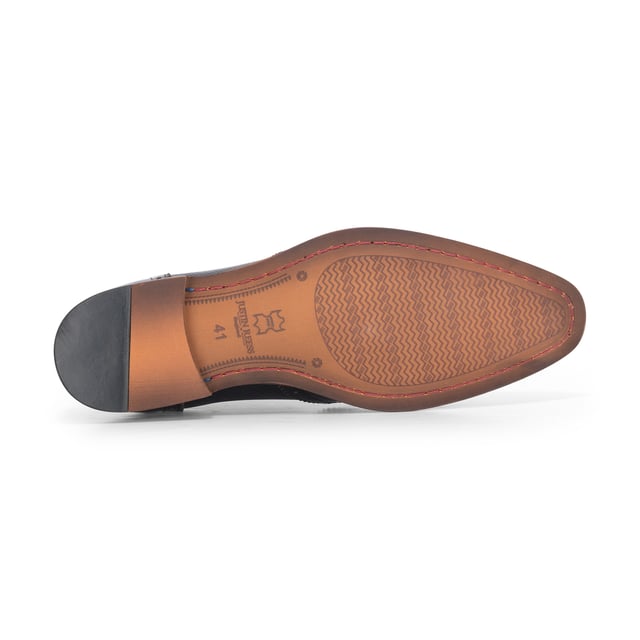 Realza tu look formal con los zapatos brogue Justin Reess Flynn de charol negro. Diseñados para una elegancia excepcional, estos zapatos presentan una parte superior de charol negro brillante con un sutil patrón texturizado, perfectos para bodas, eventos de gala o veladas sofisticadas. Los detalles brogue clásicos añaden un encanto tradicional, mientras que el diseño con cordones garantiza un ajuste seguro y a medida. Un suave forro interior aumenta la comodidad, haciéndolos ideales para un uso prolongado con confianza y estilo. Charol negro brillante con un sutil acabado texturizado para un look audaz y refinado. Brogue clásico. Perforaciones y costuras para una elegancia atemporal. Cierre seguro con cordones para un ajuste cómodo y ajustable. Interior con forro suave que aumenta la comodidad para usar todo el día. Silueta elegante perfecta para eventos formales, fiestas y ocasiones especiales. Confeccionados 100 % en cuero para mayor calidad y durabilidad.