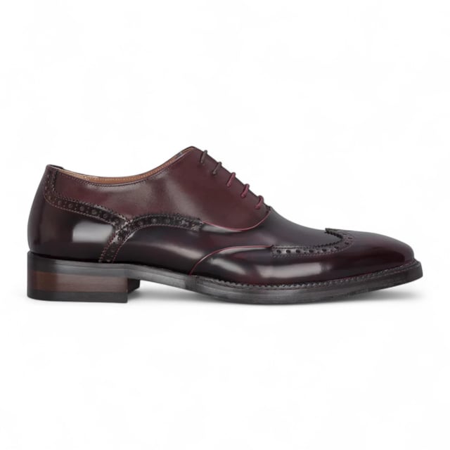 Causa una impresión impactante con los zapatos brogue de charol Justin Reess Harry para hombre en un llamativo color burdeos vino. Elaborados en vibrante charol burdeos vino, estos zapatos están diseñados para destacar y realzar tu atuendo formal. Con un diseño brogue clásico con intrincadas perforaciones y costuras decorativas, encarnan la elegancia y la sofisticación para cualquier ocasión. El cierre seguro con cordones permite un ajuste personalizado, garantizando comodidad durante todo el día. Fabricados con materiales de alta calidad y una artesanía experta, estos zapatos ofrecen durabilidad y longevidad, convirtiéndolos en una elegante adición a tu armario. El llamativo charol burdeos vino le da un toque llamativo. Diseño brogue clásico con elegantes perforaciones. Cierre con cordones para un ajuste seguro y ajustable. Construcción duradera para una larga duración.