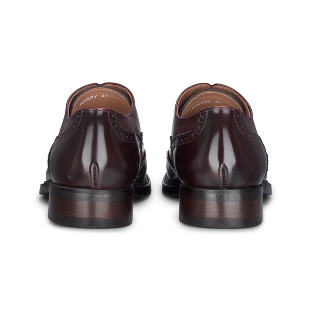 Causa una impresión impactante con los zapatos brogue de charol Justin Reess Harry para hombre en un llamativo color burdeos vino. Elaborados en vibrante charol burdeos vino, estos zapatos están diseñados para destacar y realzar tu atuendo formal. Con un diseño brogue clásico con intrincadas perforaciones y costuras decorativas, encarnan la elegancia y la sofisticación para cualquier ocasión. El cierre seguro con cordones permite un ajuste personalizado, garantizando comodidad durante todo el día. Fabricados con materiales de alta calidad y una artesanía experta, estos zapatos ofrecen durabilidad y longevidad, convirtiéndolos en una elegante adición a tu armario. El llamativo charol burdeos vino le da un toque llamativo. Diseño brogue clásico con elegantes perforaciones. Cierre con cordones para un ajuste seguro y ajustable. Construcción duradera para una larga duración.