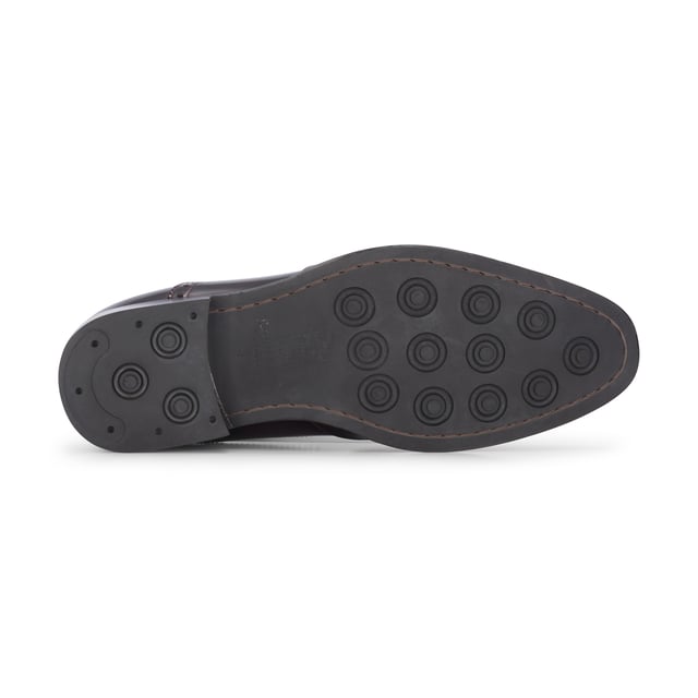 Causa una impresión impactante con los zapatos brogue de charol Justin Reess Harry para hombre en un llamativo color burdeos vino. Elaborados en vibrante charol burdeos vino, estos zapatos están diseñados para destacar y realzar tu atuendo formal. Con un diseño brogue clásico con intrincadas perforaciones y costuras decorativas, encarnan la elegancia y la sofisticación para cualquier ocasión. El cierre seguro con cordones permite un ajuste personalizado, garantizando comodidad durante todo el día. Fabricados con materiales de alta calidad y una artesanía experta, estos zapatos ofrecen durabilidad y longevidad, convirtiéndolos en una elegante adición a tu armario. El llamativo charol burdeos vino le da un toque llamativo. Diseño brogue clásico con elegantes perforaciones. Cierre con cordones para un ajuste seguro y ajustable. Construcción duradera para una larga duración.