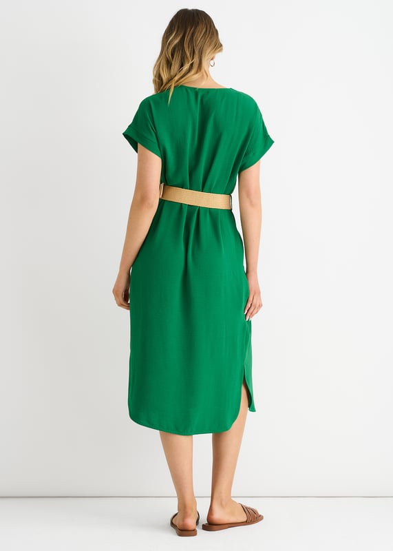 Genießen Sie den luxuriösen Fluss unseres Green Air Flow Belted Oversized Dress. Der leichte Stoff und die lockere Passform bieten mühelose Eleganz, während der Gürtel in der Taille einen Hauch von Raffinesse verleiht. Dieses Kleid ist perfekt für jeden Anlass und hält Sie den ganzen Tag über kühl und stilvoll.