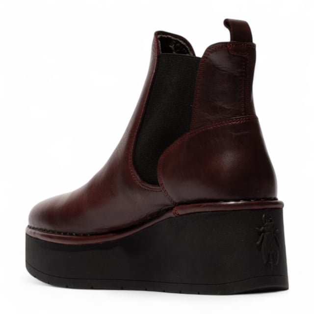 Veredeln Sie Ihren Herbst-Look mit den Fly London HELY268FLY Stiefeletten. Dieses auffällige Modell mit dicker Plateausohle und hohem Absatz sorgt für einen markanten, modernen Look. Das glatte Obermaterial aus Leder ist mit elastischen Seiteneinsätzen kombiniert, wodurch sich die Stiefel leicht an- und ausziehen lassen und gleichzeitig bequem sitzen. Mit dem charakteristischen Viertelstempel von Fly London und einem 7,5 cm hohen Absatz vereinen diese Stiefel Mode und Funktionalität perfekt – ideal für den Alltag oder zum Aufpeppen lässiger Outfits. Obermaterial: Leder, Futter: Mikrofaser, Laufsohle: TR-Gummi, Absatzhöhe: 7,5 cm, Innensohle: Mikrofaser, Stil: Zum Hineinschlüpfen mit elastischen Seiteneinsätzen, Eigenschaften: Plateausohle, Komfort