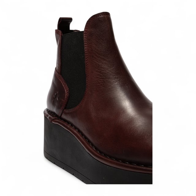 Veredeln Sie Ihren Herbst-Look mit den Fly London HELY268FLY Stiefeletten. Dieses auffällige Modell mit dicker Plateausohle und hohem Absatz sorgt für einen markanten, modernen Look. Das glatte Obermaterial aus Leder ist mit elastischen Seiteneinsätzen kombiniert, wodurch sich die Stiefel leicht an- und ausziehen lassen und gleichzeitig bequem sitzen. Mit dem charakteristischen Viertelstempel von Fly London und einem 7,5 cm hohen Absatz vereinen diese Stiefel Mode und Funktionalität perfekt – ideal für den Alltag oder zum Aufpeppen lässiger Outfits. Obermaterial: Leder, Futter: Mikrofaser, Laufsohle: TR-Gummi, Absatzhöhe: 7,5 cm, Innensohle: Mikrofaser, Stil: Zum Hineinschlüpfen mit elastischen Seiteneinsätzen, Eigenschaften: Plateausohle, Komfort