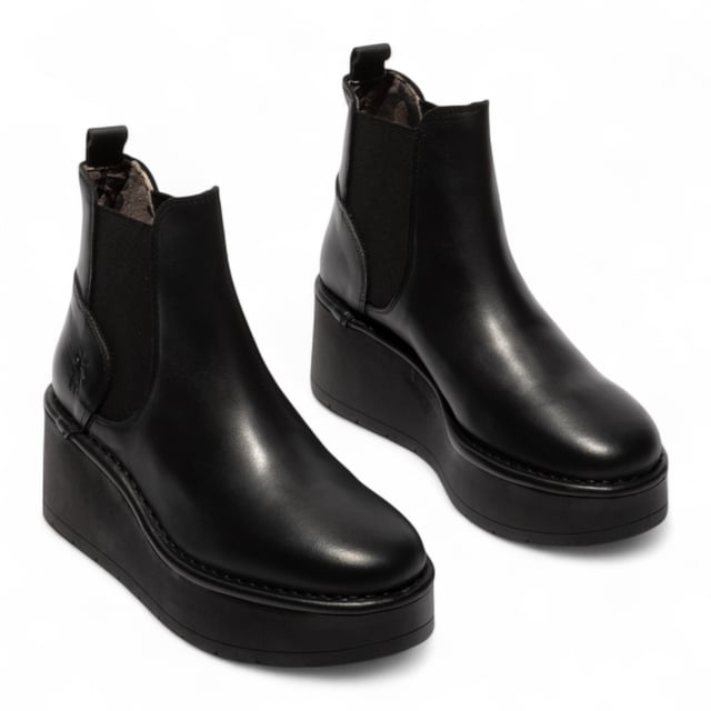 Mejora tu estilo otoñal con los botines HELY268FLY de Fly London. Diseñados para llamar la atención, este llamativo modelo presenta una plataforma gruesa y un tacón alto para un look moderno y audaz. La elegante parte superior de cuero se combina con refuerzos laterales elásticos, lo que facilita su colocación y extracción, garantizando un ajuste cómodo y ceñido. Con el característico sello trasero de Fly London y un tacón de 7,6 cm, estas botas combinan a la perfección moda y funcionalidad, ideales para el día a día o para completar conjuntos casuales. Exterior: Cuero. Forro: Microfibra. Suela: Goma TR. Altura del tacón: 7,6 cm. Plantilla: Microfibra. Estilo: Sin cordones con refuerzos laterales elásticos. Características: Suela de plataforma, comodidad.