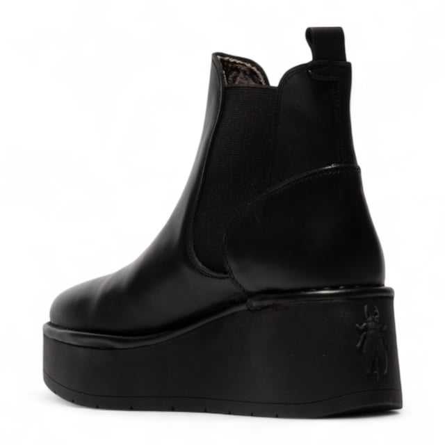 Mejora tu estilo otoñal con los botines HELY268FLY de Fly London. Diseñados para llamar la atención, este llamativo modelo presenta una plataforma gruesa y un tacón alto para un look moderno y audaz. La elegante parte superior de cuero se combina con refuerzos laterales elásticos, lo que facilita su colocación y extracción, garantizando un ajuste cómodo y ceñido. Con el característico sello trasero de Fly London y un tacón de 7,6 cm, estas botas combinan a la perfección moda y funcionalidad, ideales para el día a día o para completar conjuntos casuales. Exterior: Cuero. Forro: Microfibra. Suela: Goma TR. Altura del tacón: 7,6 cm. Plantilla: Microfibra. Estilo: Sin cordones con refuerzos laterales elásticos. Características: Suela de plataforma, comodidad.