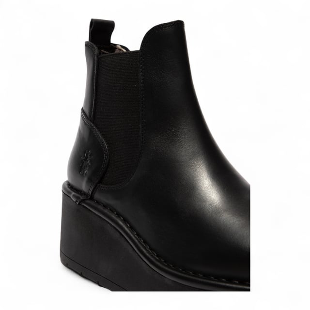 Mejora tu estilo otoñal con los botines HELY268FLY de Fly London. Diseñados para llamar la atención, este llamativo modelo presenta una plataforma gruesa y un tacón alto para un look moderno y audaz. La elegante parte superior de cuero se combina con refuerzos laterales elásticos, lo que facilita su colocación y extracción, garantizando un ajuste cómodo y ceñido. Con el característico sello trasero de Fly London y un tacón de 7,6 cm, estas botas combinan a la perfección moda y funcionalidad, ideales para el día a día o para completar conjuntos casuales. Exterior: Cuero. Forro: Microfibra. Suela: Goma TR. Altura del tacón: 7,6 cm. Plantilla: Microfibra. Estilo: Sin cordones con refuerzos laterales elásticos. Características: Suela de plataforma, comodidad.