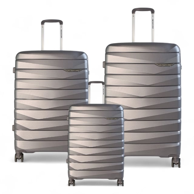 Reisen Sie in zeitlosem Stil mit unserem klassischen Hartschalenkofferset, das sowohl auf Zweckmäßigkeit als auch auf Eleganz ausgelegt ist. Dieses Set wurde aus erstklassigen Materialien gefertigt und erfüllt die Anforderungen von Vielreisenden. Es vereint robuste Eigenschaften mit einem eleganten Finish. Eigenschaften: Robuste Polypropylen-Konstruktion: Leicht und widerstandsfähig, bietet hervorragenden Schutz für Ihre Sachen. Sicheres TSA-zugelassenes Schloss: Stellt sicher, dass Ihr Gepäck reisekonform ist und Ihre Gegenstände während des Transports sicher sind. 4 leichtgängige Doppelrollen: Sorgt für mühelose 360°-Mobilität für ein reibungsloses Navigieren durch Flughäfen und überfüllte Bereiche. Ergonomischer Teleskopgriff: Sorgt für bequemen und festen Halt während der Nutzung. Durchdachtes Innendesign: Enthält Zurrgurte, eine Trennwand mit Reißverschluss und Fächer, um Ihre Gegenstände ordentlich zu organisieren. Größen und Spezifikationen: Kabine: Maße: 36 x 22,5 x 60 cm, Gewicht: 2,60 kg, Fassungsvermögen: 36 l, Mittel: Maße: 43 x 27 x 66 cm, Gewicht: 3,30 kg, Fassungsvermögen: 58 l, Groß: Maße: 49 x 30 x 76 cm, Gewicht: 4,10 kg, Fassungsvermögen: 88 l. Dieses klassische Kofferset ist perfekt für jeden Anlass, egal ob Geschäftsreise, Wochenendtrip oder längerer Urlaub. Dank der robusten Bauweise, der leichten Manövrierbarkeit und dem sicheren Verschlusssystem reisen Sie entspannt und sicher. Werten Sie Ihr Reiseerlebnis mit der perfekten Kombination aus Stil und Funktionalität auf.