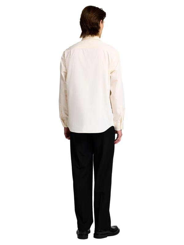 Dieses klassische Herrenhemd bringt zeitlose Eleganz in eine moderne Silhouette. Mit lockerem Schnitt und überschnittenen Schultern sorgt es für eine entspannte Passform und lässige Ausstrahlung. Der markante Kent-Kragen unterstreicht den gepflegten Look, ob mit oder ohne Krawatte. Die durchgehende Knopfleiste macht das Anziehen unkompliziert und vielseitig kombinierbar. Ein abgerundeter Saum lässt das Hemd auch offen getragen stilvoll wirken. Verstellbare 2-Knopf-Manschetten bieten Flexibilität und eine individuelle Passform. Das hochwertige Material liegt angenehm auf der Haut und garantiert ganztägigen Tragekomfort. Ideal für Büro, Freizeit, City-Style oder festliche Anlässe – dieses Hemd macht überall eine gute Figur. Dezente Details sorgen für einen stimmigen Gesamteindruck. Ein Must-have für Männer mit Gespür für Klassiker mit modernem Twist.