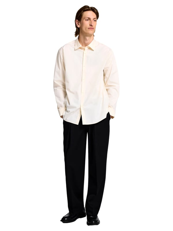 Dieses klassische Herrenhemd bringt zeitlose Eleganz in eine moderne Silhouette. Mit lockerem Schnitt und überschnittenen Schultern sorgt es für eine entspannte Passform und lässige Ausstrahlung. Der markante Kent-Kragen unterstreicht den gepflegten Look, ob mit oder ohne Krawatte. Die durchgehende Knopfleiste macht das Anziehen unkompliziert und vielseitig kombinierbar. Ein abgerundeter Saum lässt das Hemd auch offen getragen stilvoll wirken. Verstellbare 2-Knopf-Manschetten bieten Flexibilität und eine individuelle Passform. Das hochwertige Material liegt angenehm auf der Haut und garantiert ganztägigen Tragekomfort. Ideal für Büro, Freizeit, City-Style oder festliche Anlässe – dieses Hemd macht überall eine gute Figur. Dezente Details sorgen für einen stimmigen Gesamteindruck. Ein Must-have für Männer mit Gespür für Klassiker mit modernem Twist.