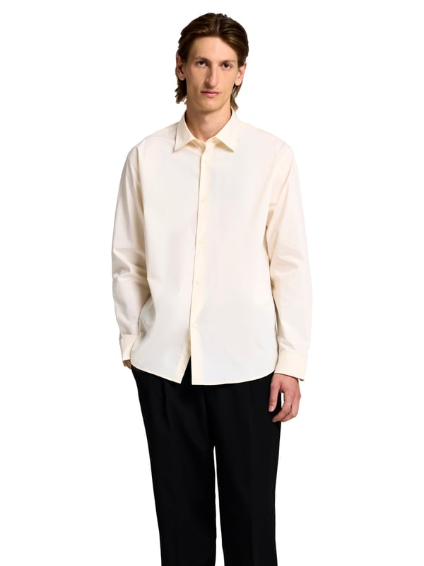 Dieses klassische Herrenhemd bringt zeitlose Eleganz in eine moderne Silhouette. Mit lockerem Schnitt und überschnittenen Schultern sorgt es für eine entspannte Passform und lässige Ausstrahlung. Der markante Kent-Kragen unterstreicht den gepflegten Look, ob mit oder ohne Krawatte. Die durchgehende Knopfleiste macht das Anziehen unkompliziert und vielseitig kombinierbar. Ein abgerundeter Saum lässt das Hemd auch offen getragen stilvoll wirken. Verstellbare 2-Knopf-Manschetten bieten Flexibilität und eine individuelle Passform. Das hochwertige Material liegt angenehm auf der Haut und garantiert ganztägigen Tragekomfort. Ideal für Büro, Freizeit, City-Style oder festliche Anlässe – dieses Hemd macht überall eine gute Figur. Dezente Details sorgen für einen stimmigen Gesamteindruck. Ein Must-have für Männer mit Gespür für Klassiker mit modernem Twist.