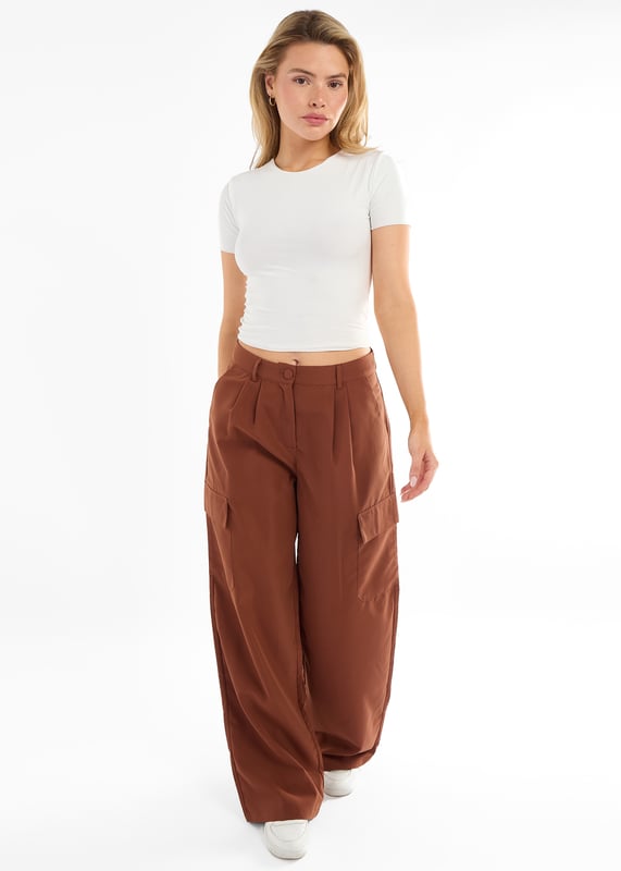Geniet van luxueus comfort met onze Chocolate Wide Leg Cargo Trousers. Deze stijlvolle broek heeft wijde pijpen en cargozakken voor zowel mode als gemak. Je zult dol zijn op de chique uitstraling en het praktische nut van deze broek voor elke gelegenheid.