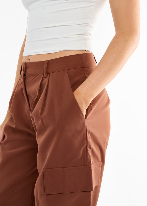 Geniet van luxueus comfort met onze Chocolate Wide Leg Cargo Trousers. Deze stijlvolle broek heeft wijde pijpen en cargozakken voor zowel mode als gemak. Je zult dol zijn op de chique uitstraling en het praktische nut van deze broek voor elke gelegenheid.