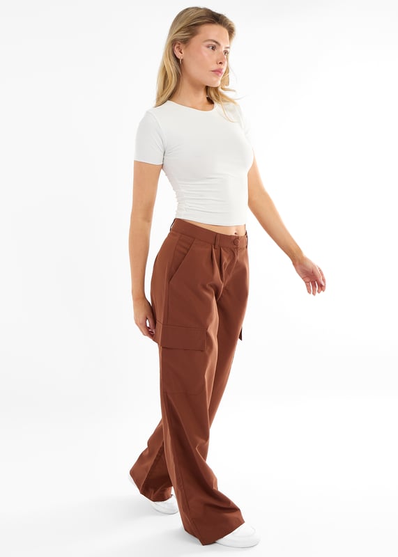 Geniet van luxueus comfort met onze Chocolate Wide Leg Cargo Trousers. Deze stijlvolle broek heeft wijde pijpen en cargozakken voor zowel mode als gemak. Je zult dol zijn op de chique uitstraling en het praktische nut van deze broek voor elke gelegenheid.