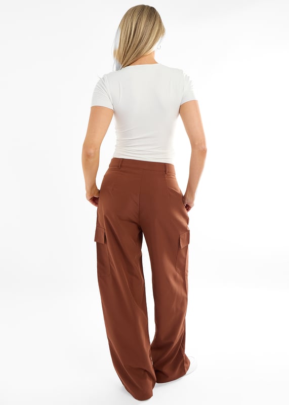 Geniet van luxueus comfort met onze Chocolate Wide Leg Cargo Trousers. Deze stijlvolle broek heeft wijde pijpen en cargozakken voor zowel mode als gemak. Je zult dol zijn op de chique uitstraling en het praktische nut van deze broek voor elke gelegenheid.