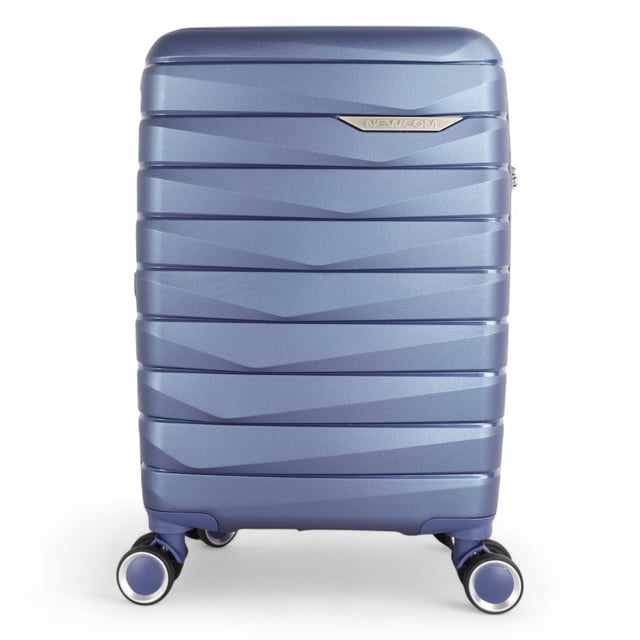 Viaja con un estilo atemporal con nuestra maleta de cabina clásica Hard Shell, diseñada para ser práctica y elegante. Fabricada con materiales de primera calidad, este conjunto está diseñado para satisfacer las necesidades de los viajeros frecuentes, combinando características robustas con un acabado elegante. Características: Construcción duradera de polipropileno: ligera y resistente, que ofrece una protección superior para sus pertenencias. Cerradura segura aprobada por la TSA: garantiza que su equipaje cumpla con los requisitos para viajar y que sus artículos estén seguros durante el tránsito. 4 ruedas dobles suaves: proporciona una movilidad de 360° sin esfuerzo para una navegación fluida por aeropuertos y áreas concurridas. Mango telescópico ergonómico: diseñado para un agarre cómodo y firme durante el uso. Diseño interior cuidadoso: incluye correas de amarre, un divisor con cremallera y compartimentos para mantener sus artículos perfectamente organizados. Tamaño y especificaciones: Cabina: Dimensiones: 36 x 22,5 x 60 cm Peso: 2,60 kg Capacidad: 36 L Esta maleta clásica es perfecta para cualquier ocasión, ya sea que se embarque en un viaje de negocios, una escapada de fin de semana o unas vacaciones. Con su robusta construcción, su fácil manejo y su seguro sistema de cierre, podrá viajar con confianza y facilidad. Mejore su experiencia de viaje con la combinación perfecta de estilo y funcionalidad.