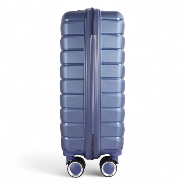 Viaja con un estilo atemporal con nuestra maleta de cabina clásica Hard Shell, diseñada para ser práctica y elegante. Fabricada con materiales de primera calidad, este conjunto está diseñado para satisfacer las necesidades de los viajeros frecuentes, combinando características robustas con un acabado elegante. Características: Construcción duradera de polipropileno: ligera y resistente, que ofrece una protección superior para sus pertenencias. Cerradura segura aprobada por la TSA: garantiza que su equipaje cumpla con los requisitos para viajar y que sus artículos estén seguros durante el tránsito. 4 ruedas dobles suaves: proporciona una movilidad de 360° sin esfuerzo para una navegación fluida por aeropuertos y áreas concurridas. Mango telescópico ergonómico: diseñado para un agarre cómodo y firme durante el uso. Diseño interior cuidadoso: incluye correas de amarre, un divisor con cremallera y compartimentos para mantener sus artículos perfectamente organizados. Tamaño y especificaciones: Cabina: Dimensiones: 36 x 22,5 x 60 cm Peso: 2,60 kg Capacidad: 36 L Esta maleta clásica es perfecta para cualquier ocasión, ya sea que se embarque en un viaje de negocios, una escapada de fin de semana o unas vacaciones. Con su robusta construcción, su fácil manejo y su seguro sistema de cierre, podrá viajar con confianza y facilidad. Mejore su experiencia de viaje con la combinación perfecta de estilo y funcionalidad.