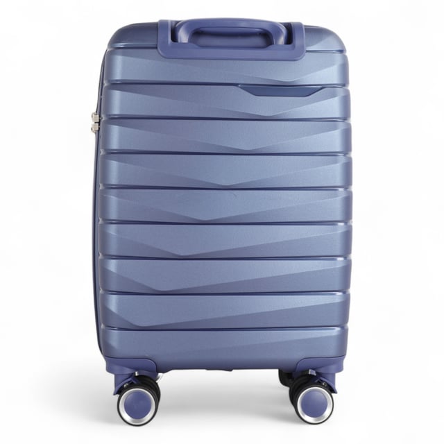 Viaja con un estilo atemporal con nuestra maleta de cabina clásica Hard Shell, diseñada para ser práctica y elegante. Fabricada con materiales de primera calidad, este conjunto está diseñado para satisfacer las necesidades de los viajeros frecuentes, combinando características robustas con un acabado elegante. Características: Construcción duradera de polipropileno: ligera y resistente, que ofrece una protección superior para sus pertenencias. Cerradura segura aprobada por la TSA: garantiza que su equipaje cumpla con los requisitos para viajar y que sus artículos estén seguros durante el tránsito. 4 ruedas dobles suaves: proporciona una movilidad de 360° sin esfuerzo para una navegación fluida por aeropuertos y áreas concurridas. Mango telescópico ergonómico: diseñado para un agarre cómodo y firme durante el uso. Diseño interior cuidadoso: incluye correas de amarre, un divisor con cremallera y compartimentos para mantener sus artículos perfectamente organizados. Tamaño y especificaciones: Cabina: Dimensiones: 36 x 22,5 x 60 cm Peso: 2,60 kg Capacidad: 36 L Esta maleta clásica es perfecta para cualquier ocasión, ya sea que se embarque en un viaje de negocios, una escapada de fin de semana o unas vacaciones. Con su robusta construcción, su fácil manejo y su seguro sistema de cierre, podrá viajar con confianza y facilidad. Mejore su experiencia de viaje con la combinación perfecta de estilo y funcionalidad.