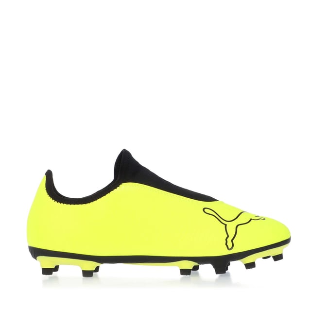 De PUMA Finesse LL heeft een bovenwerk van zacht synthetisch materiaal en een comfortabele veterloze slip-on constructie. Hiermee kunnen alle spelers de bal met finesse in het net spelen.