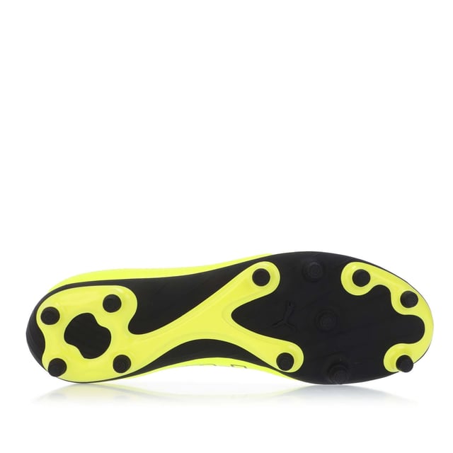 De PUMA Finesse LL heeft een bovenwerk van zacht synthetisch materiaal en een comfortabele veterloze slip-on constructie. Hiermee kunnen alle spelers de bal met finesse in het net spelen.