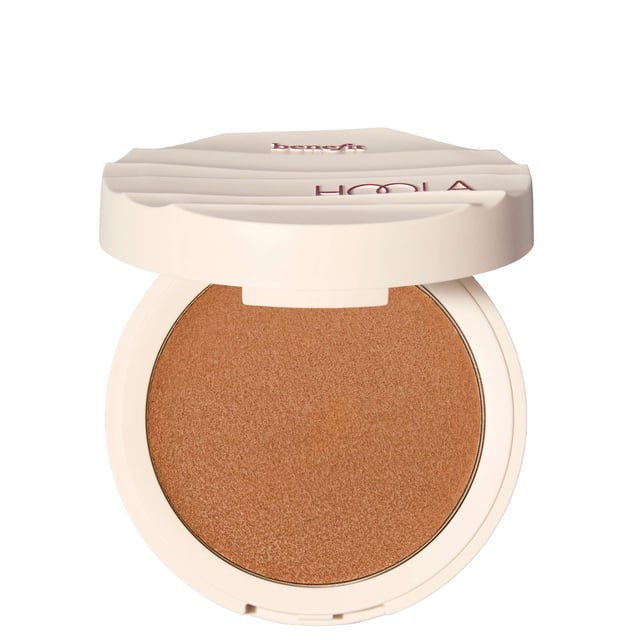 Experience the ultimate sun-kissed glow with Hoola Wave Medium Cream Bronzer. This luxurious, buttery-soft balm brings the best of our bestselling powder bronzer to your makeup routine, providing a natural finish that lasts all day. Infused with nourishing ingredients like jojoba seed oil and shea butter, it hydrates your skin while delivering a stunning bronzed look. Waterproof and sweat-resistant, it's perfect for any occasion. Enjoy buildable coverage for a radiant, beach-ready complexion.