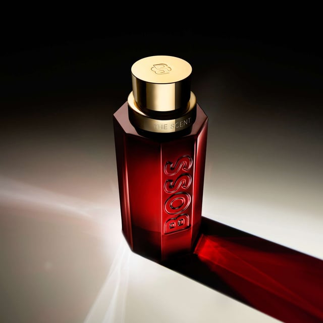 Experience the allure of HUGO BOSS The Scent Elixir for Him, an intense parfum designed to ignite passion and desire. This luxurious fragrance elevates the iconic BOSS The Scent, offering a complex blend of ambery, leathery, and woody notes that create an irresistible charm. The journey begins with a burst of Pimento and the vibrancy of Lavandin absolute, reaching its climax with a warm base of Caledonian Sandalwood that leaves a lasting impression. Housed in an elegant flacon with a deep-red finish and warm-gold cap, this fragrance embodies a powerful partnership, perfect for the modern man.
