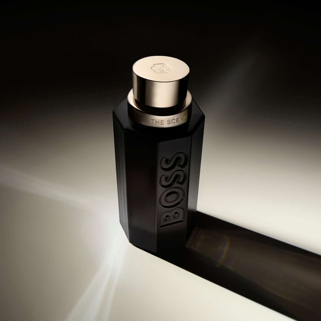 Unleash your charm with HUGO BOSS The Scent Magnetic for Him Eau de Parfum. This captivating fragrance embodies chemistry, perfect for the modern man. It opens with the allure of Maninka fruit, harmonized with Bran absolute. The warm embrace of Black Vanilla extract adds depth, creating an unforgettable experience. Packaged in a striking black lacquered bottle with the iconic BOSS logo, this fragrance reflects the multifaceted nature of attraction. Elevate your presence with every spritz.