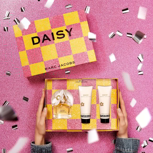Discover the enchanting Marc Jacobs Daisy Eau de Toilette Spray Gift Set. This fragrance embodies optimism and beauty with top notes of wild berries and white violets, a heart of velvety jasmine, and a base of sensual sandalwood. The set includes a 50ml Eau de Toilette Spray, a 75ml Body Lotion, and a 75ml Shower Gel, making it a perfect gift for yourself or a loved one. Embrace your femininity with the charm of Daisy Marc Jacobs.