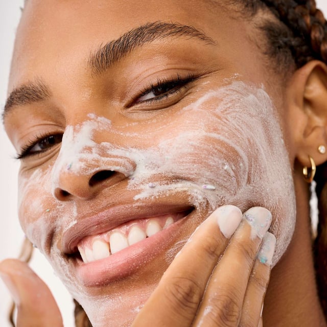 Transform your skincare routine with The POREfessional Wow Polish, a revolutionary exfoliating powder that refines pores and leaves your skin glowing. This water-activated formula combines unique powders to gently exfoliate without harshness. Dermatologist-tested and suitable for all skin types, this non-comedogenic powder offers visible results: 91% of users felt softer skin after one use, while 94% noticed reduced pores in two weeks. Mix with water, massage onto your face, and enjoy a refreshed complexion 1-2 times a week.