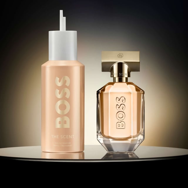 Unleash your allure with HUGO BOSS The Scent for Her Eau de Parfum Refill, a fragrance that embodies the chemistry of a powerful couple. This enchanting ambery-floral scent opens with vibrant Peach notes, exuding joyful energy, while the heart reveals a luxurious Osmanthus bouquet. The fragrance deepens with sultry White Musk, creating a lasting impression. Housed in an elegant, refillable bottle adorned with the iconic BOSS logo and a chic icy-gold cap, this perfume enhances your allure and promotes sustainability. The 150ml refill bottle ensures effortless replenishment of your scent.
