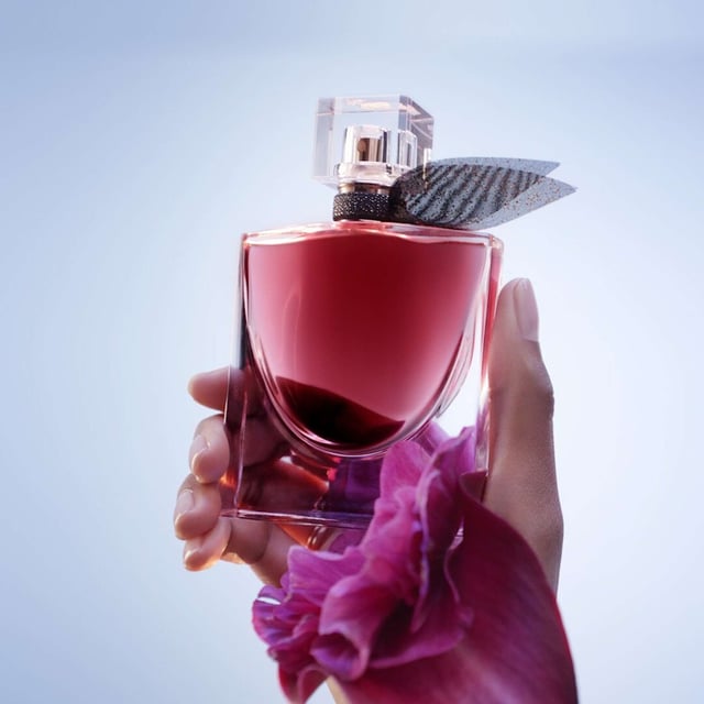 Experience the essence of joy with Lancôme La Vie Est Belle Elixir Eau de Parfum Refill. This enchanting fragrance embodies self-love and confidence, designed for the modern woman who pursues her dreams. With a captivating blend of raspberry and Calabrian bergamot, the scent opens with a vibrant burst. The heart reveals a floral masterpiece, while the base notes of cocoa butter, leather accord, and cedarwood add depth. This refillable crystal bottle celebrates femininity and the freedom to embrace happiness.