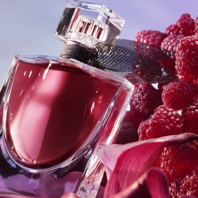 Experience the essence of joy with Lancôme La Vie Est Belle Elixir Eau de Parfum Refill. This enchanting fragrance embodies self-love and confidence, designed for the modern woman who pursues her dreams. With a captivating blend of raspberry and Calabrian bergamot, the scent opens with a vibrant burst. The heart reveals a floral masterpiece, while the base notes of cocoa butter, leather accord, and cedarwood add depth. This refillable crystal bottle celebrates femininity and the freedom to embrace happiness.