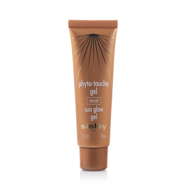 Achieve a radiant, sun-kissed complexion with Sisley Phyto-Touche Gel Sun Glow. This innovative gel provides a stunning matte, golden glow that enhances your skin's natural beauty. Infused with light-reflecting pigments, it beautifully complements your tan while offering a lightweight, non-greasy texture. Enriched with plant extracts, this gel not only highlights but also hydrates and softens your skin. Perfect for an all-over application or targeted highlighting, this versatile product is a must-have for a healthy, luminous look.