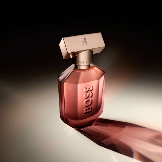 Discover the allure of HUGO BOSS The Scent Le Parfum for Her Eau de Parfum. This captivating fragrance features a luxurious blend of ambery, floral, and woody notes. Experience the addictive essence of Orange Blossom paired with the warmth of Vetiver for a captivating opening. The enchanting Akigalawood adds depth, making this scent unforgettable. Housed in a stunning deep-plum lacquered glass bottle with a rose-gold cap, this perfume embodies empowering sensuality and sophistication.