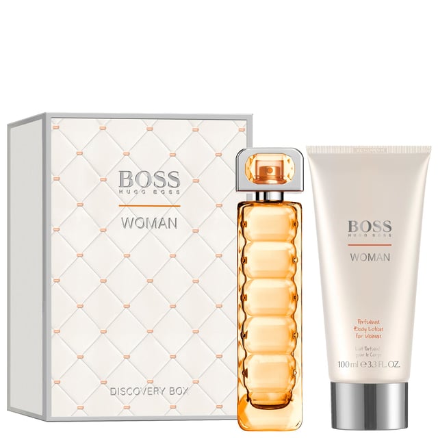 An uplifting burst of crisp apple and bergamot conveys a delicate first impression. Next, subtle heart notes of white flowers and orange blossom captivate the senses, leading into a heady base of sandalwood, olive wood, and creamy vanilla. BOSS Woman Body Lotion smooths and moisturises the skin, leaving it lightly fragranced with the line's feminine scent.Set includes:- BOSS Woman Eau de Toilette 50ml- BOSS Woman Eau de Toilette Body Lotion 100ml > to translate in English