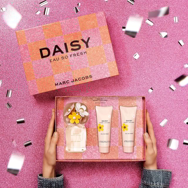 Experience the vibrant allure of Marc Jacobs Daisy Eau So Fresh with this exquisite gift set. This fragrance features playful top notes of raspberry and grapefruit, a heart of wild rose and violet flower, and a warm base of plum and cedarwood. Designed by Master Perfumer Alberto Morillas, this delightful scent is perfect for the bold and feminine woman. The set includes a 75ml Eau de Toilette Spray, a 75ml Body Lotion, and a 75ml Shower Gel, all presented in a whimsical bottle adorned with daisies. Perfect for gifting!