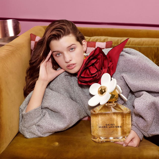 Experience the vibrant allure of Marc Jacobs Daisy Eau So Fresh with this exquisite gift set. This fragrance features playful top notes of raspberry and grapefruit, a heart of wild rose and violet flower, and a warm base of plum and cedarwood. Designed by Master Perfumer Alberto Morillas, this delightful scent is perfect for the bold and feminine woman. The set includes a 75ml Eau de Toilette Spray, a 75ml Body Lotion, and a 75ml Shower Gel, all presented in a whimsical bottle adorned with daisies. Perfect for gifting!