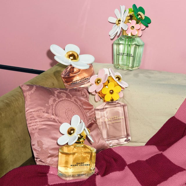 Experience the vibrant allure of Marc Jacobs Daisy Eau So Fresh with this exquisite gift set. This fragrance features playful top notes of raspberry and grapefruit, a heart of wild rose and violet flower, and a warm base of plum and cedarwood. Designed by Master Perfumer Alberto Morillas, this delightful scent is perfect for the bold and feminine woman. The set includes a 75ml Eau de Toilette Spray, a 75ml Body Lotion, and a 75ml Shower Gel, all presented in a whimsical bottle adorned with daisies. Perfect for gifting!