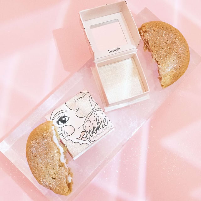 Elevate your makeup routine with Benefit Face Cookie Golden Pearl Powder Highlighter! This luxurious 8g highlighter features a superfine, buildable formula that delivers a stunning soft gold shimmer. Perfect for achieving fresh, baked cheeks, it gives your complexion a warm, delicious glow. Simply sweep along your cheekbones, nose, or Cupid’s bow for a radiant finish. For best results, pair with Benefit’s Multitasking Cheek Brush (sold separately) to blend and build your desired look. Illuminate your beauty effortlessly!