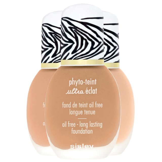 Experience a radiant complexion with Sisley Phyto-Teint Ultra Eclat Foundation in 2C Soft Beige. This smooth, oil-free formula features light-diffusing properties that brighten your skin while effectively correcting imperfections. Its unique blurring effect enhances skin texture, providing a flawless finish that supports your skin's natural radiance. Ideal for all-day wear, this foundation is a must-have for achieving a luminous look.