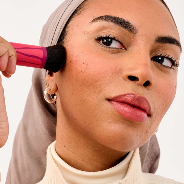 Elevate your makeup game with the Hoola WaveMaker Cream Bronzer Brush. This essential tool is designed to enhance your bronzing experience, ensuring a flawless look every time. Featuring a unique angled, dome shape, this brush effortlessly glides bronzing balms and creams onto your skin. Made with soft, dense synthetic bristles, it delivers a smooth, natural finish that mimics a sun-kissed glow without the need for a beach. Ideal for pairing with Hoola Wave bronzing balm, this brush is your ticket to achieving that radiant, beachy look effortlessly.