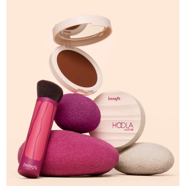 Elevate your makeup game with the Hoola WaveMaker Cream Bronzer Brush. This essential tool is designed to enhance your bronzing experience, ensuring a flawless look every time. Featuring a unique angled, dome shape, this brush effortlessly glides bronzing balms and creams onto your skin. Made with soft, dense synthetic bristles, it delivers a smooth, natural finish that mimics a sun-kissed glow without the need for a beach. Ideal for pairing with Hoola Wave bronzing balm, this brush is your ticket to achieving that radiant, beachy look effortlessly.