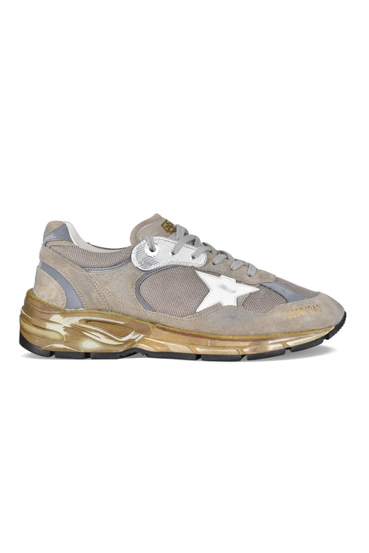 Golden Goose Running-Dad Sneakers in beige.Einsätze aus Canvas, Wildleder und Leder.Weißer Signaturstern aus Leder an der Seite.Goldenes Logo auf der Zunge.Verschluss mit grauen Schnürsenkeln.Dicke goldene Sohle.Runde Spitze.Made in Italy.