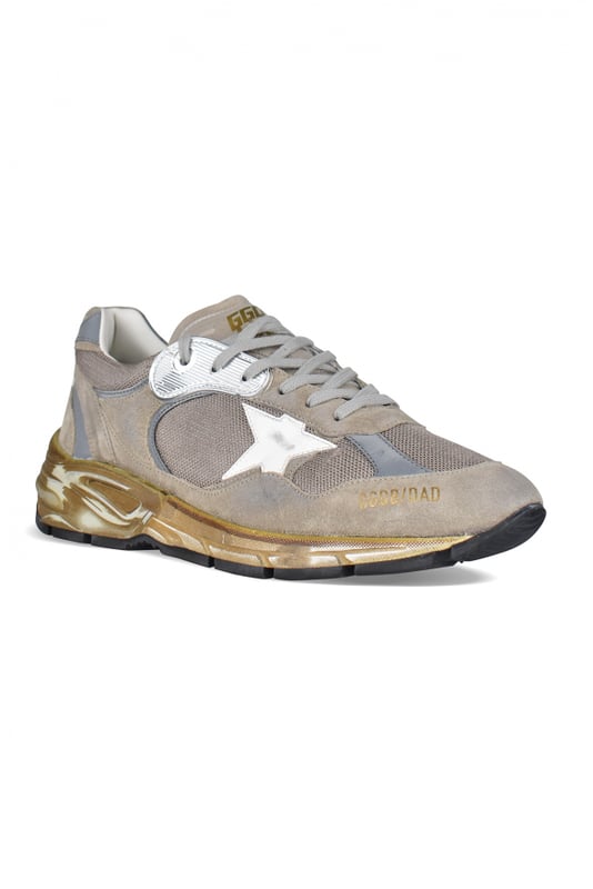 Golden Goose Running-Dad Sneakers in beige.Einsätze aus Canvas, Wildleder und Leder.Weißer Signaturstern aus Leder an der Seite.Goldenes Logo auf der Zunge.Verschluss mit grauen Schnürsenkeln.Dicke goldene Sohle.Runde Spitze.Made in Italy.
