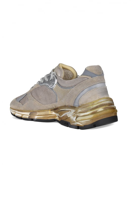 Golden Goose Running-Dad Sneakers in beige.Einsätze aus Canvas, Wildleder und Leder.Weißer Signaturstern aus Leder an der Seite.Goldenes Logo auf der Zunge.Verschluss mit grauen Schnürsenkeln.Dicke goldene Sohle.Runde Spitze.Made in Italy.