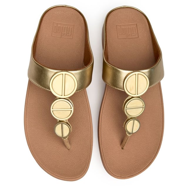 Sandalias Metálicas Halo de Fitflop Sandalias metálicas doradas Fitflop Halo para mujer, fabricadas con material sintético y una suela de goma. Con características como: suela micro wobbleboard, marca Fitflop, correas cómodas, altura del tacón de 4 cm y ribete frontal halo.