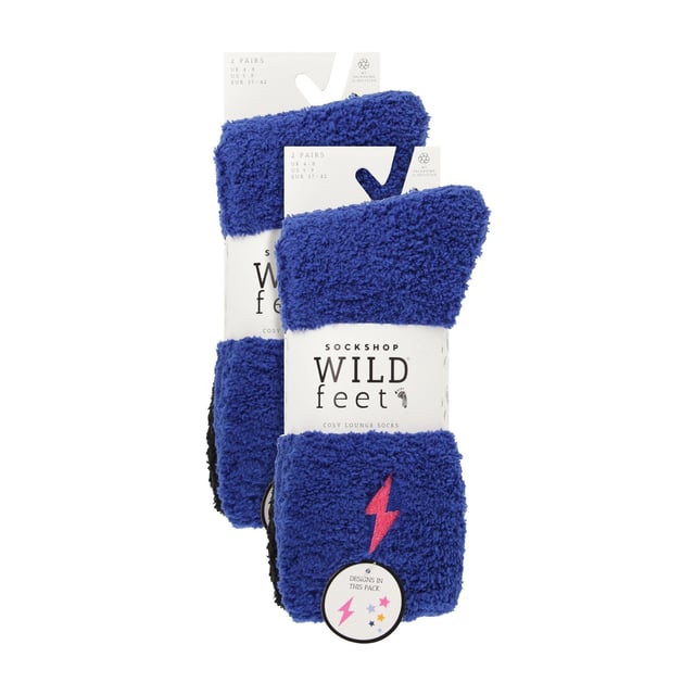 Wildfeet - Pack de 4 Pares de Calcetines de Salón Acogedores para Damas: Los calcetines de salón acogedores Wildfeet son una deliciosa y cómoda idea de regalo para quienes aprecian las cosas buenas de la vida. Considera estos calcetines de salón acogedores para damas, que cuentan con el toque distintivo de una comodidad y calidez incomparables. Estos calcetines únicos son un regalo fantástico que cualquiera que busque comodidad apreciará. Agregan un giro divertido a tu vestimenta de casa y podrían incluso ser un atento regalo para llenar las medias de Navidad. Se ajustan perfectamente, proporcionando la amortiguación ideal para tus pies, y están hechos de un material que asegura transpirabilidad para esas noches acogedoras. Estos calcetines te mantendrán cálido y cómodo durante todas esas frías noches de otoño/invierno. El pack incluye 4 pares de calcetines que combinarán bien con tus atuendos de salón en casa. El trato perfecto para las damas que valoran la comodidad y la novedad por igual. Traídos para ti por la confiable tienda de calcetines Wildfeet, conocida por ofrecer lo mejor en diversión, comodidad y buenas vibras, estos calcetines están diseñados para celebrar la alegría de un día pasado descansando. Vienen en un práctico paquete de 4 pares, asegurando que siempre tengas un par fresco listo. Detalles Adicionales del Producto: Calcetines de salón acogedores Wildfeet para damas Diseño de Comodidad y Novedad Una Idea de Regalo Cálida y Única Sensación Suave y Cómoda Material Transpirable para Comodidad 4 Pares por Pack ¡Cuatro veces la Comodidad!
