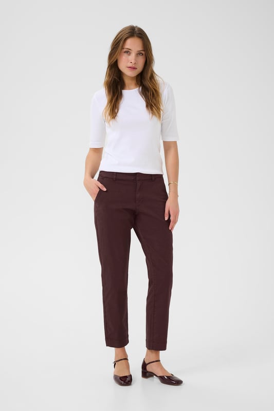 Damen-Chinohose in regulärer Passform und verkürzter Länge für vielseitige Outfits. Mit klassischen Gürtelschlaufen und bequemem Bund für Alltag und Büro.  Schonwäsche 30°, Nicht bleichen, Nicht im Trockner trocknen, Tropnass aufhängen im Schatten, Kalt bügeln max. 110° C, Trockenreinigung  98% Baumwolle,2% Elasthan